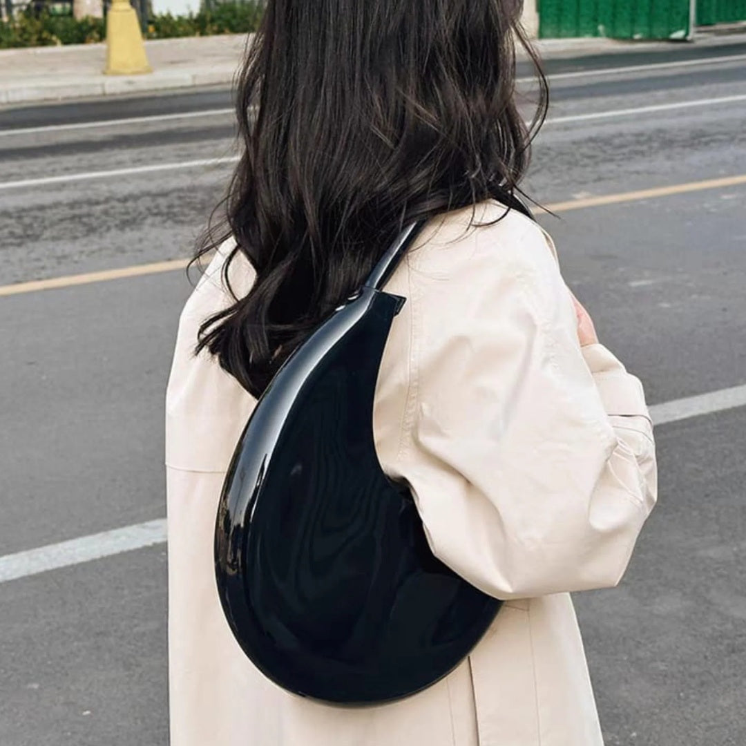 Mohakka offers a refined collection of anti-tarnish, hypoallergenic jewellery and modern bags. Shop earrings, pendants, rings, bracelets, anklets, and more—crafted for comfort, elegance, and everyday confidence.